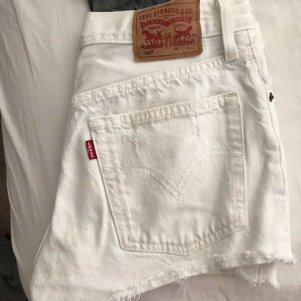White levis short
